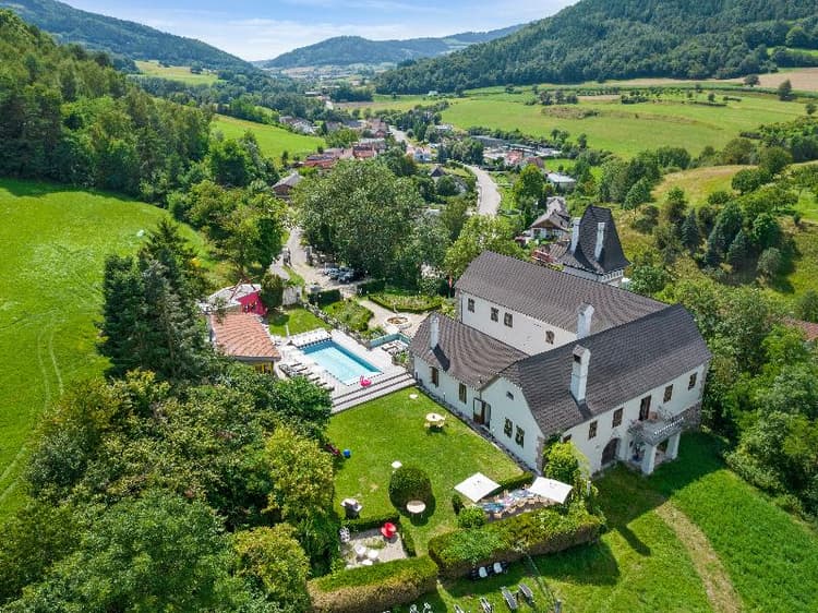 Le Petit Ivy Five Bedroom Château