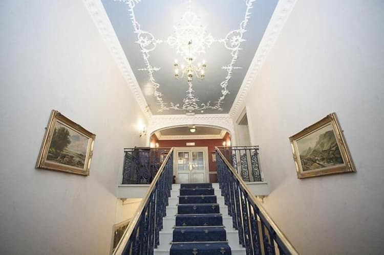 Arnos Manor