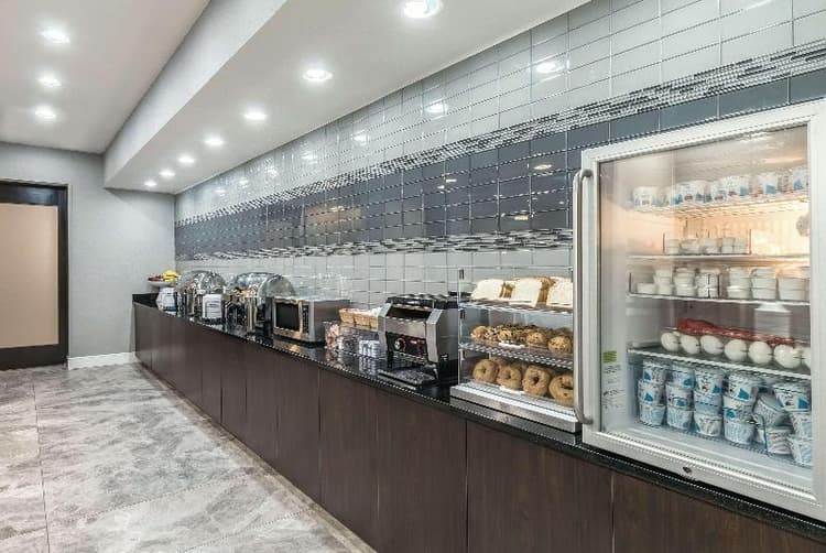 La Quinta Inn & Suites Arlington North 6 Flags Dr