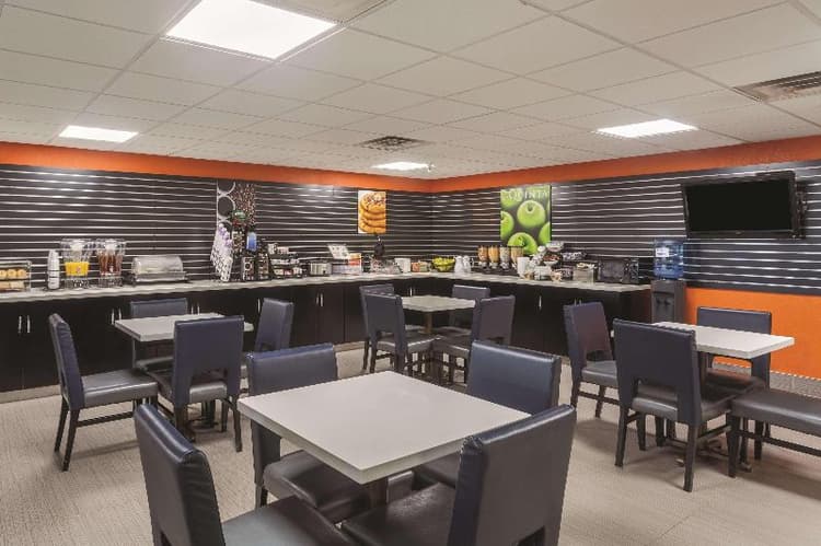 La Quinta Inn & Suites Knoxville Strawberry Plains