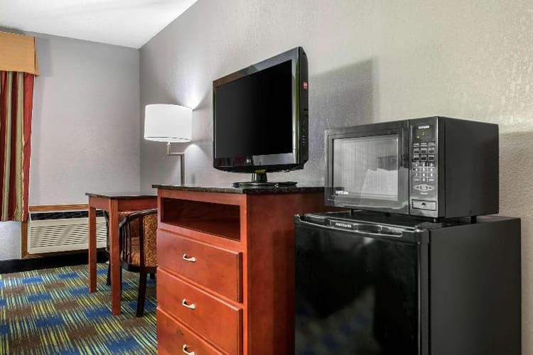 Quality Inn & Suites Bedford