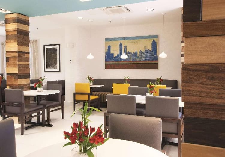 La Quinta Inn & Suites Atlanta Airport North