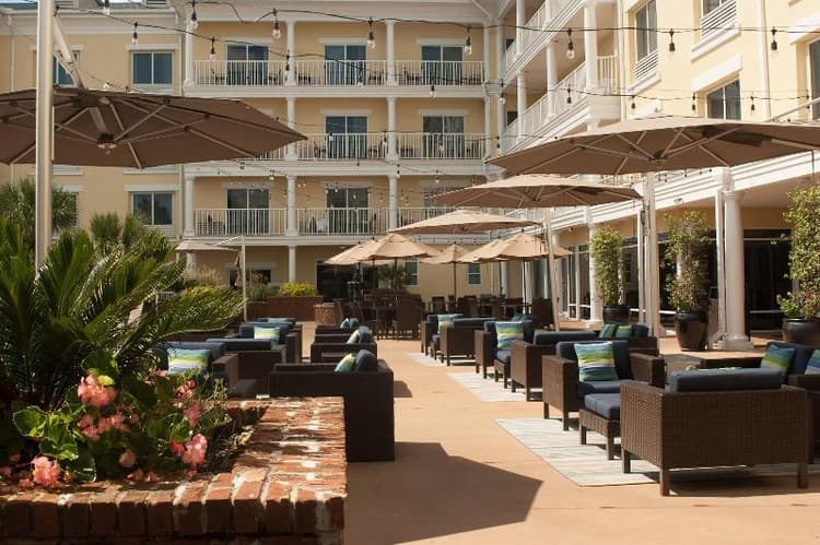 Courtyard Charleston Waterfront