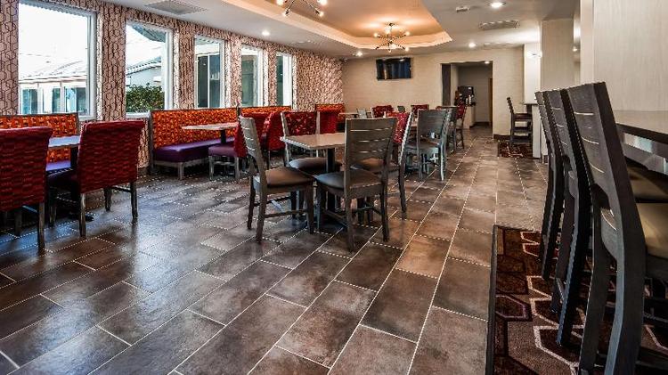 Orangewood Inn & Suites Kansas City Airport
