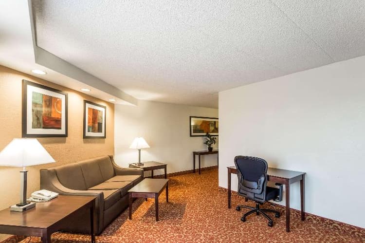 Quality Suites Milwaukee Airport