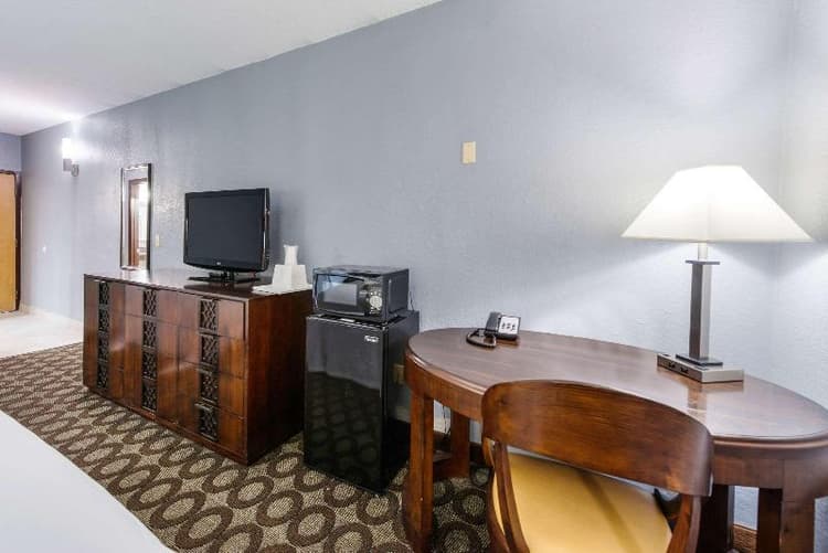 Econo Lodge Inn & Suites