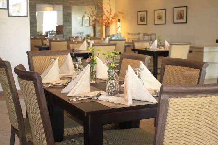 The Pinnacle Hotel and Suites