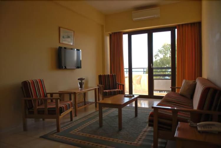Pigeon Beach Hotel Apartments