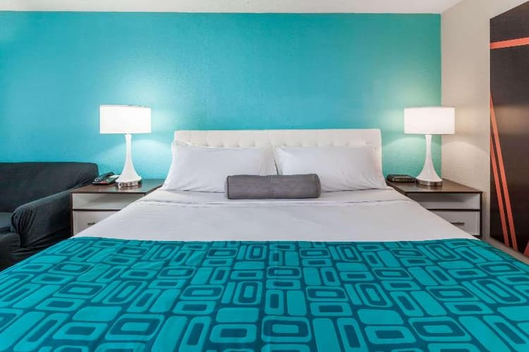 Howard Johnson by Wyndham Romulus Detroit  Airport