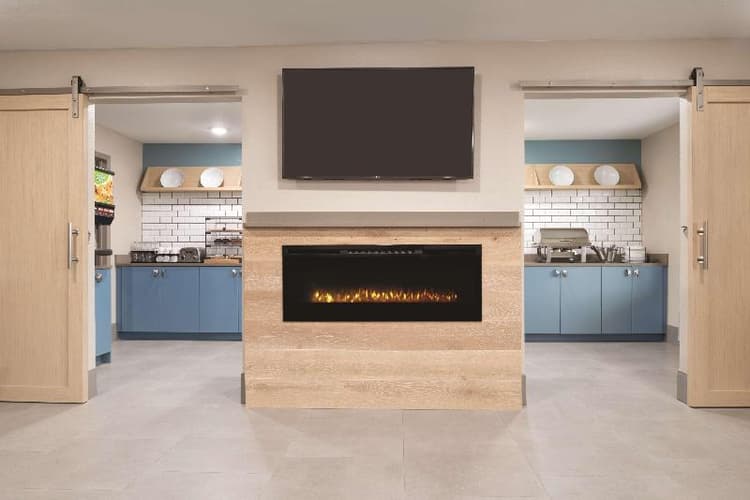 Country Inn & Suites Waterloo