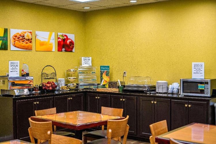 Quality Inn & Suites Near Six Flags - Austell