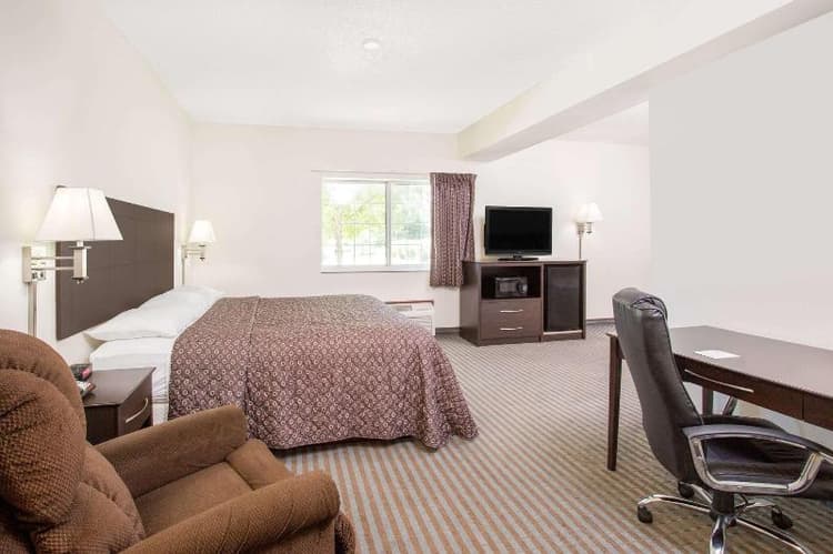 Super 8 by Wyndham Cedar Falls