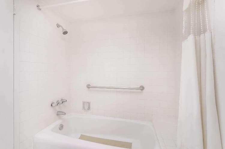 Howard Johnson by Wyndham Commerce GA