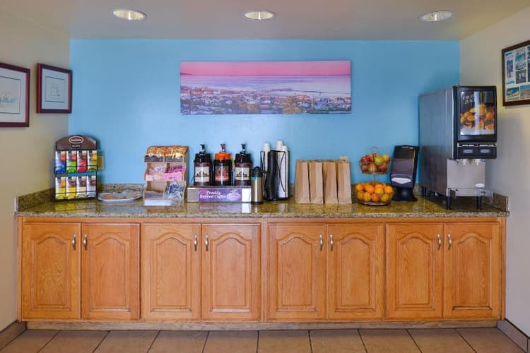 Edgewater Inn & Suites