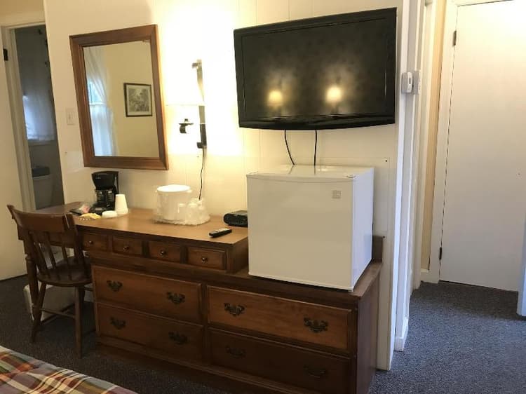 1896 House Brookside & Pondside Country Motels