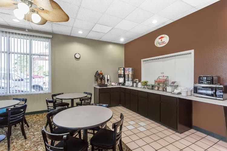 Super 8 by Wyndham Port Wentworth Savannah Area