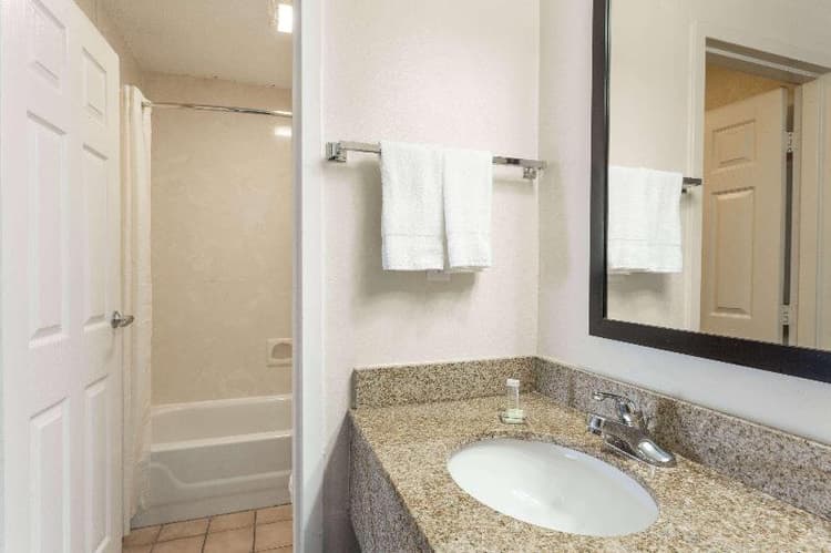 Super 8 by Wyndham Slidell