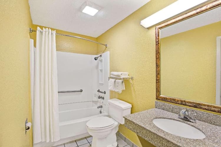 Super 8 by Wyndham La Marque TX/Texas City Area