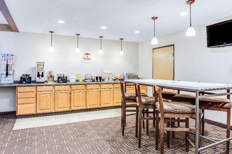 Super 8 by Wyndham Green Bay Near Stadium