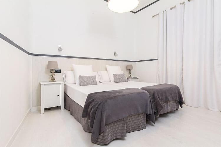 Hostal Gran Via 63 Rooms