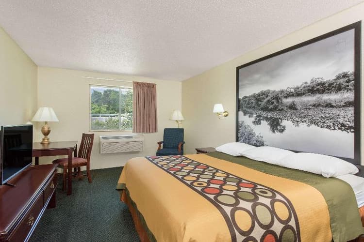 Super 8 by Wyndham Burnham/Lewistown