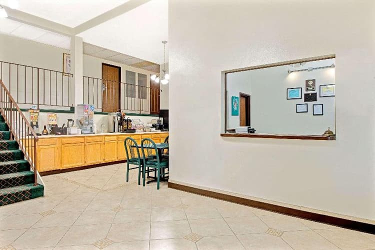 Super 8 by Wyndham Eureka/Six Flags Nearby