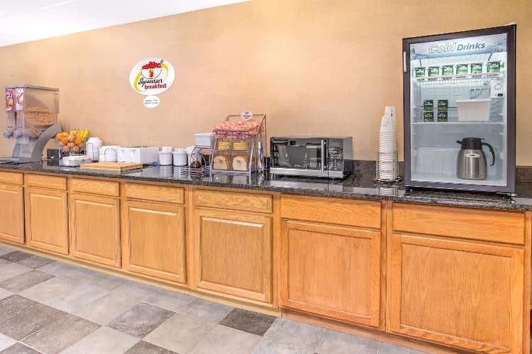 Super 8 by Wyndham Galva