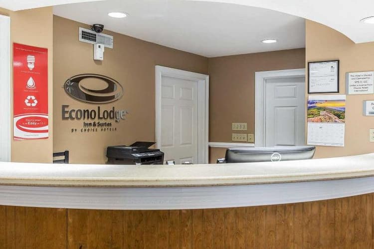 Econo Lodge Inn & Suites
