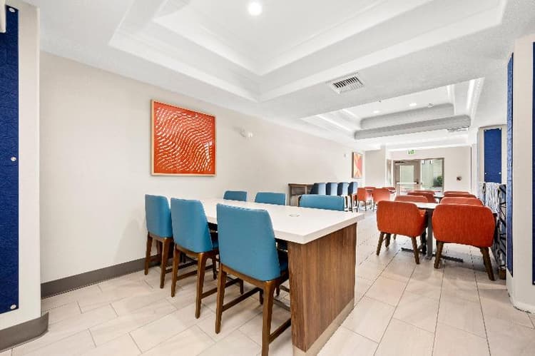 Holiday Inn Express and Suites Lincoln Roseville A