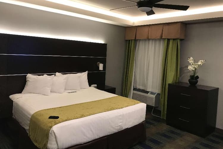 Days Inn & Suites by Wyndham Port Arthur