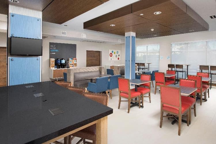 Holiday Inn Express and Suites San Antonio North -