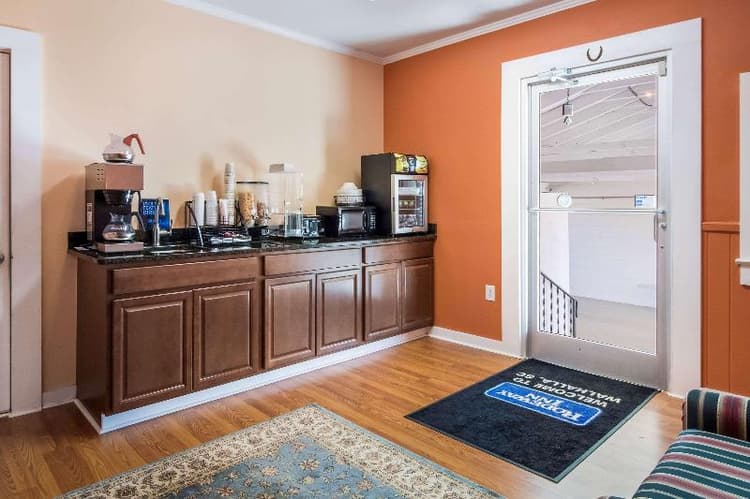 Rodeway Inn & Suites Seneca