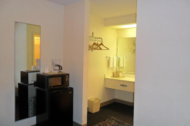 Luxury Inn And Suites