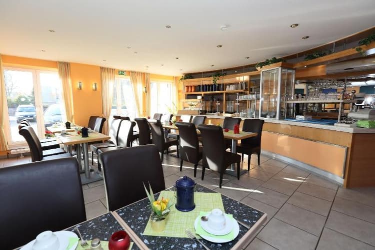 Café & Hotel am Holzhafen