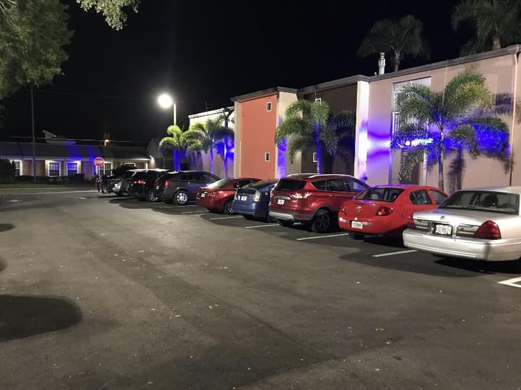 Tropical Inn & Suites