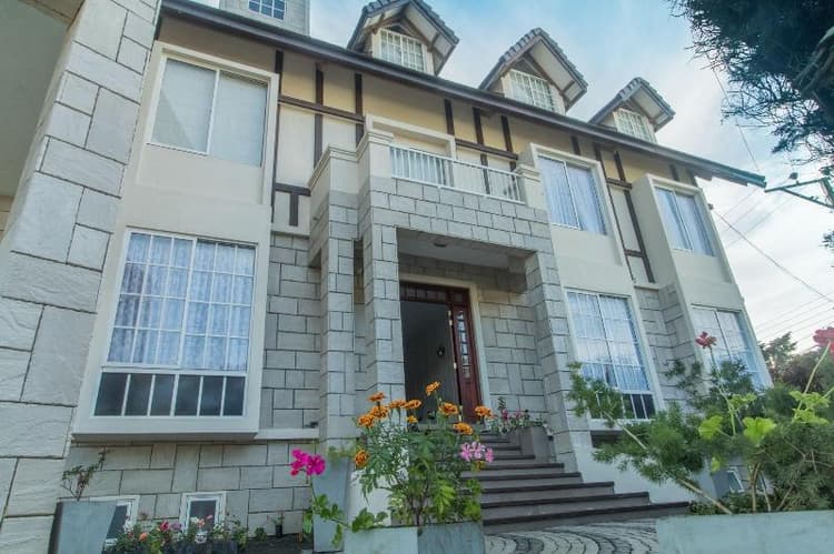 The Lynden Grove Hotel