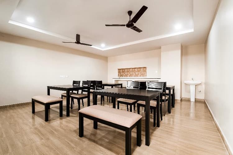 Capital O 49955 Hotel Green Tree