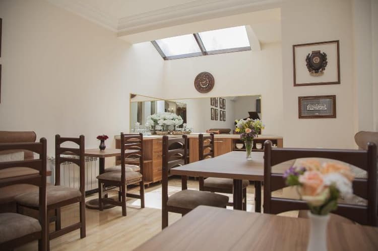 Hin Yerevantsi Hotel