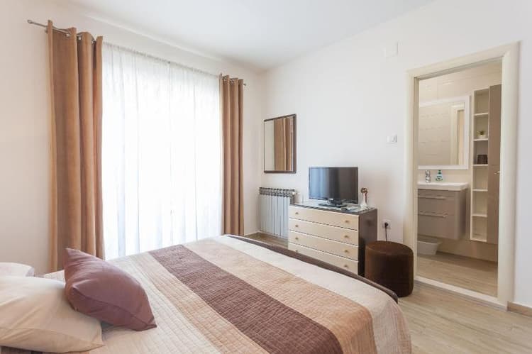 Apartments & Rooms Alagic