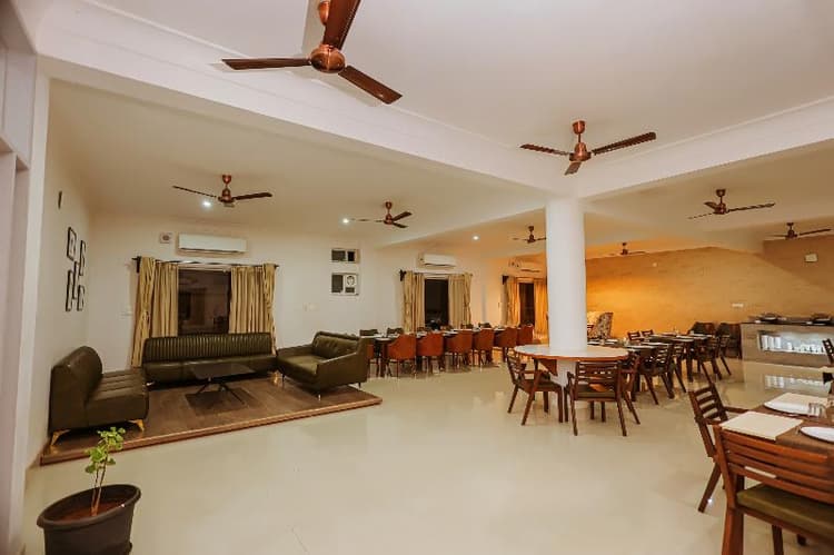 Revaas Lake View Boutique Hotel