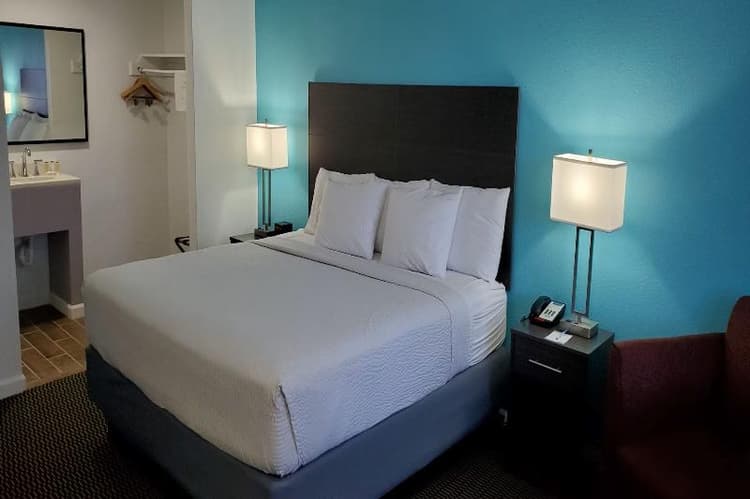 Travelodge By Wyndham Livonia - Detroit