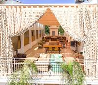 Esquire Hotels & Lounges