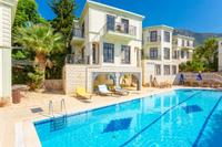 Karalos Ortak Havuzlu Villa