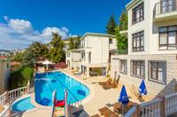 Karalos Ortak Havuzlu Villa