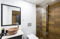 8 Rooms House