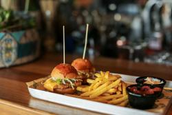 Surfer Caravan Gastro Pub & Suites