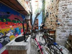 Kuyu Beergarden & Hostel