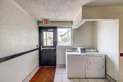 Econo Lodge East