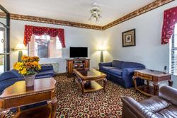 Econo Lodge Inn & Suites