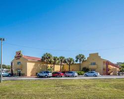 Econo Lodge  Inn & Suites Maingate Central